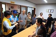 송미령 농림축산식품부 장관이 7월 14일 농어촌 기본소득 시범사업 시행 지역인 청양군 대치면을 찾아 시범사업 추진현황을 점검하고 지역 주민대표들과 현장 간담회를 개최하고 있다.