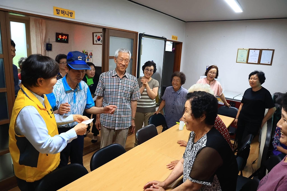 송미령 농림축산식품부 장관이 7월 14일 농어촌 기본소득 시범사업 시행 지역인 청양군 대치면을 찾아 시범사업 추진현황을 점검하고 지역 주민대표들과 현장 간담회를 개최하고 있다.