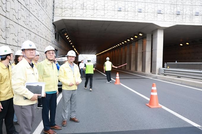 김윤덕 국토교통부 장관이 7월 10일 전북 전주 신미지하차도를 찾아 여름철 침수 대비 안전관리 실태를 점검하고 있다.