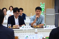 송미령 농림축산식품부 장관이 7월 14일 농어촌 기본소득 시범사업 시행 지역인 청양군 대치면을 찾아 시범사업 추진현황을 점검하고 지역 주민대표들과 현장 간담회를 개최하고 있다.