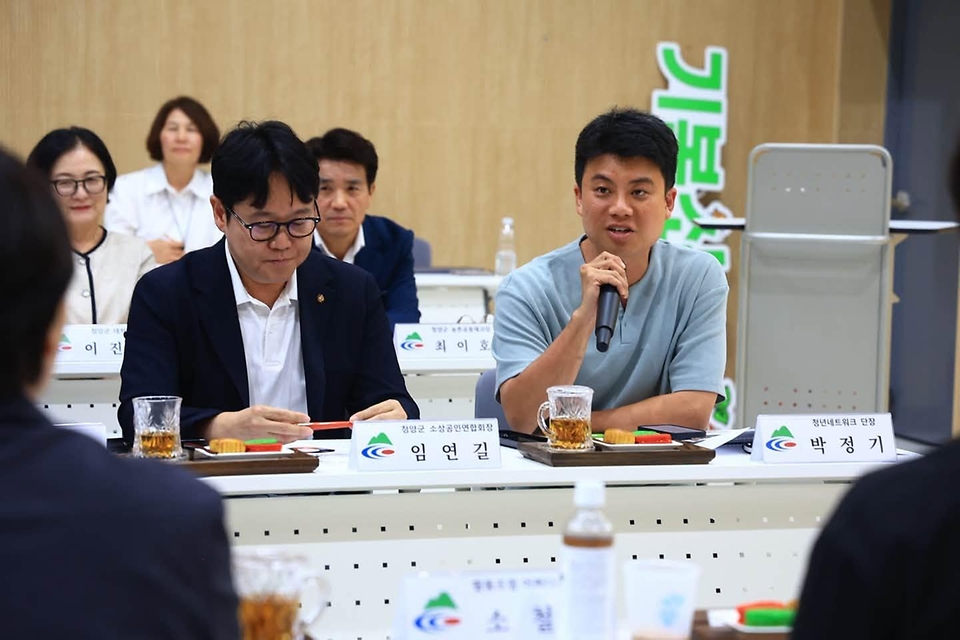 송미령 농림축산식품부 장관이 7월 14일 농어촌 기본소득 시범사업 시행 지역인 청양군 대치면을 찾아 시범사업 추진현황을 점검하고 지역 주민대표들과 현장 간담회를 개최하고 있다.