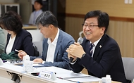 최교진 교육부 장관이 7월 15일 충북 청주 복대초등학교를 방문해 태양광 설비 운영 현황을 점검하고, 재생에너지를 주제로 한 학생 참여형 생태전환교육 수업을 참관하고 있다.