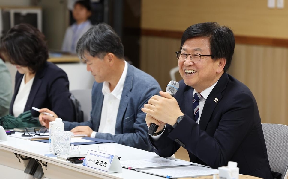 최교진 교육부 장관이 7월 15일 충북 청주 복대초등학교를 방문해 태양광 설비 운영 현황을 점검하고, 재생에너지를 주제로 한 학생 참여형 생태전환교육 수업을 참관하고 있다.