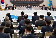 이재명 대통령이 8월 4일 청와대 영빈관에서 열린 산업통상부, 기후에너지환경부, 지식재산처, 원자력안전위원회, 기상청 등에 대한 부처 업무보고에서 발언하고 있다.