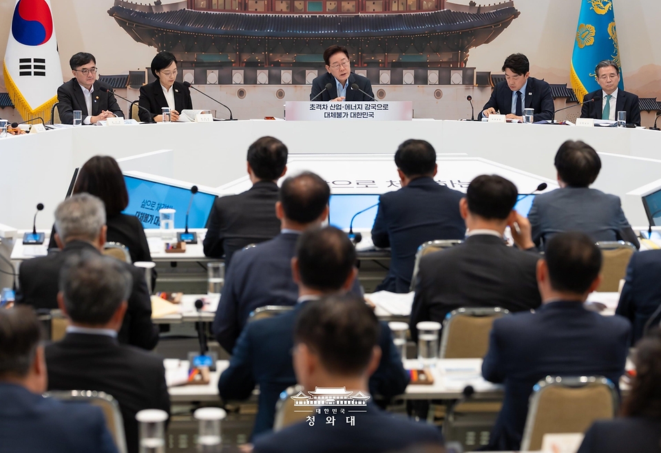 이재명 대통령이 8월 4일 청와대 영빈관에서 열린 산업통상부, 기후에너지환경부, 지식재산처, 원자력안전위원회, 기상청 등에 대한 부처 업무보고에서 발언하고 있다.