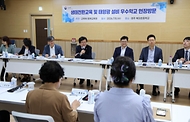 최교진 교육부 장관이 7월 15일 충북 청주 복대초등학교를 방문해 태양광 설비 운영 현황을 점검하고, 재생에너지를 주제로 한 학생 참여형 생태전환교육 수업을 참관하고 있다.