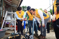 송미령 농림축산식품부 장관이 7월 14일 농어촌 기본소득 시범사업 시행 지역인 청양군 대치면을 찾아 시범사업 추진현황을 점검하고 지역 주민대표들과 현장 간담회를 개최하고 있다.