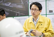 백승보 조달청장이 8월 5일 충북 청주시에 위치한 '119 항공정비실 건립사업' 현장을 방문해 폭염 대응 실태를 점검하고 있다.