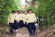 윤호중 행정안전부 장관이 7월 8일 대구 팔공산 국립공원을 방문하여 하천-계곡 불법시설 정비현장을 점검하고 있다.