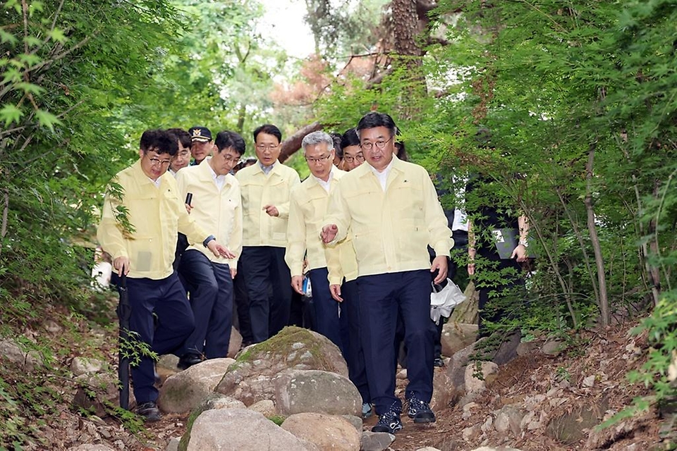 윤호중 행정안전부 장관이 7월 8일 대구 팔공산 국립공원을 방문하여 하천-계곡 불법시설 정비현장을 점검하고 있다.