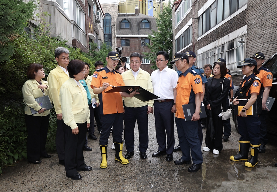 윤호중 행정안전부 장관이 7월 10일 서울 은평구 갈현동 빌라 화재 현장을 방문해 은평소방서장으로부터 피해 현황과 사고수습 및 합동감식 결과에 대한 브리핑을 청취하고 있다.