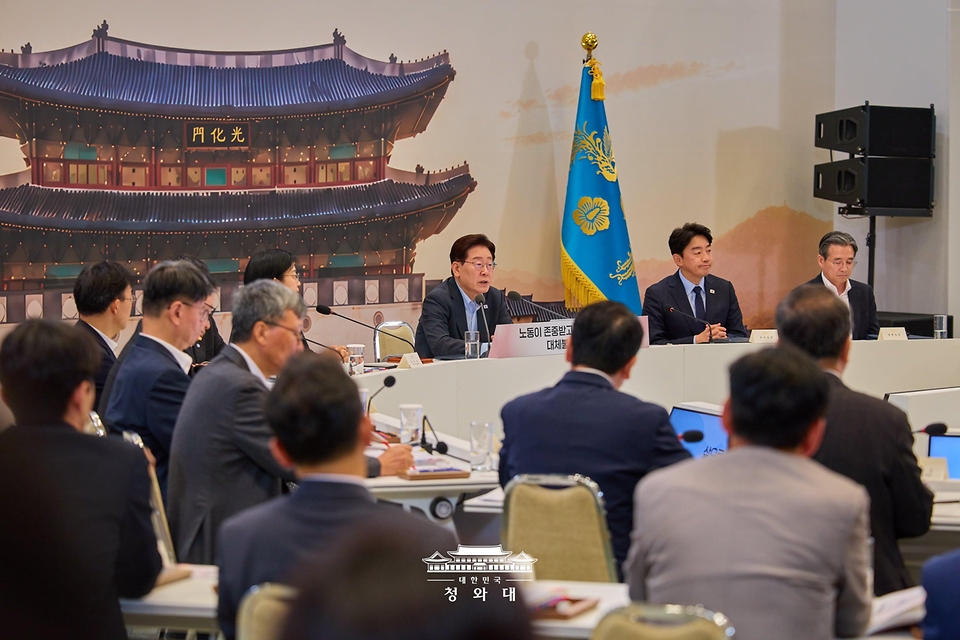 이재명 대통령이 8월 4일 청와대 영빈관에서 열린 고용노동부, 중소벤처기업부, 공정거래위원회 등에 대한 부처업무보고에서 발언하고 있다.