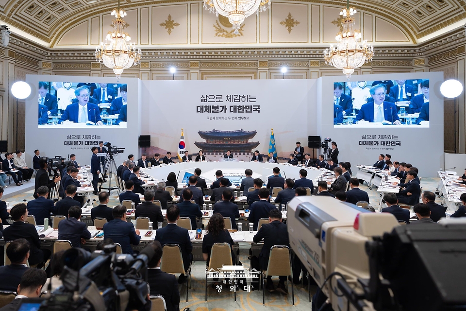 이재명 대통령이 8월 4일 청와대 영빈관에서 열린 산업통상부, 기후에너지환경부, 지식재산처, 원자력안전위원회, 기상청 등에 대한 부처 업무보고에서 발언하고 있다.
