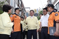 윤호중 행정안전부 장관이 7월 10일 서울 은평구 갈현동 빌라 화재 현장을 방문해 은평소방서장으로부터 피해 현황과 사고수습 및 합동감식 결과에 대한 브리핑을 청취하고 있다.