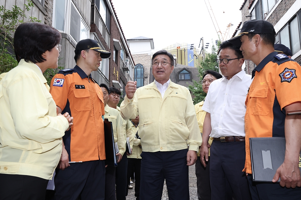 윤호중 행정안전부 장관이 7월 10일 서울 은평구 갈현동 빌라 화재 현장을 방문해 은평소방서장으로부터 피해 현황과 사고수습 및 합동감식 결과에 대한 브리핑을 청취하고 있다.