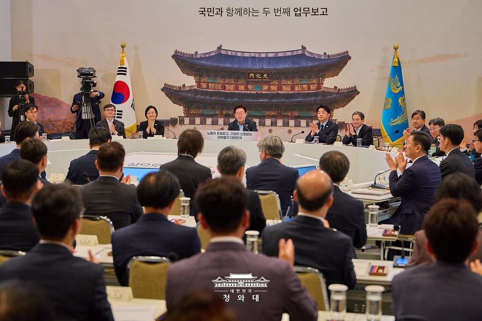 이재명 대통령이 8월 4일 청와대 영빈관에서 열린 고용노동부, 중소벤처기업부, 공정거래위원회 등에 대한 부처업무보고에서 발언하고 있다.