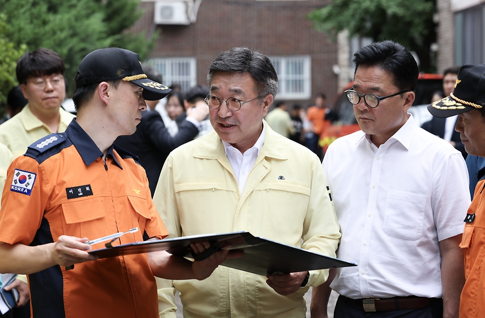 윤호중 행정안전부 장관이 7월 10일 서울 은평구 갈현동 빌라 화재 현장을 방문해 은평소방서장으로부터 피해 현황과 사고수습 및 합동감식 결과에 대한 브리핑을 청취하고 있다.