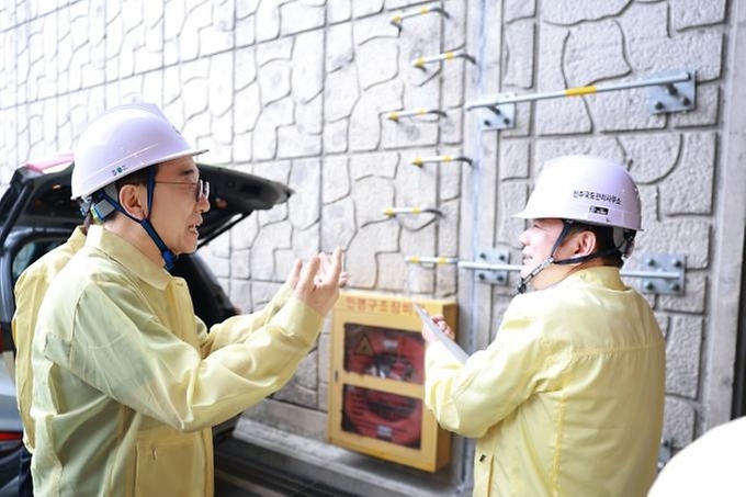 김윤덕 국토교통부 장관이 7월 10일 전북 전주 신미지하차도를 찾아 여름철 침수 대비 안전관리 실태를 점검하고 있다.