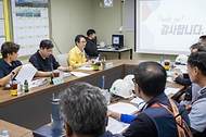 백승보 조달청장이 8월 5일 충북 청주시에 위치한 '119 항공정비실 건립사업' 현장을 방문해 폭염 대응 실태를 점검하고 있다.