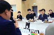 송미령 농림축산식품부 장관이 7월 14일 농어촌 기본소득 시범사업 시행 지역인 청양군 대치면을 찾아 시범사업 추진현황을 점검하고 지역 주민대표들과 현장 간담회를 개최하고 있다.