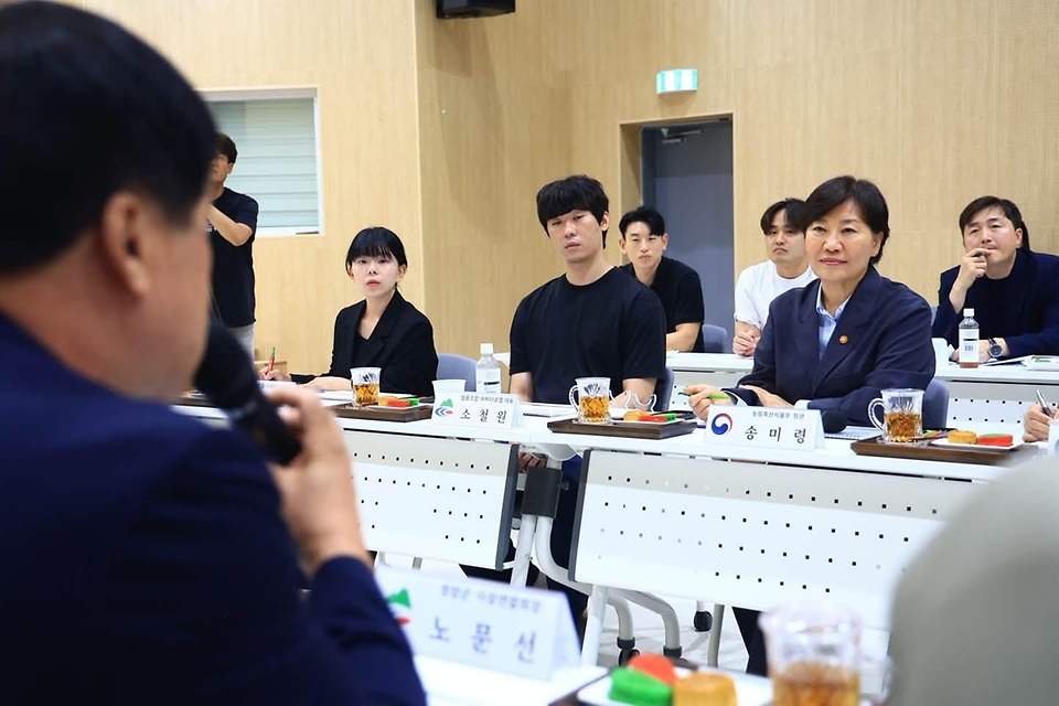 송미령 농림축산식품부 장관이 7월 14일 농어촌 기본소득 시범사업 시행 지역인 청양군 대치면을 찾아 시범사업 추진현황을 점검하고 지역 주민대표들과 현장 간담회를 개최하고 있다.