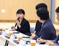 송미령 농림축산식품부 장관이 7월 14일 농어촌 기본소득 시범사업 시행 지역인 청양군 대치면을 찾아 시범사업 추진현황을 점검하고 지역 주민대표들과 현장 간담회를 개최하고 있다.