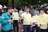 윤호중 행정안전부 장관이 7월 8일 대구 팔공산 국립공원을 방문하여 하천-계곡 불법시설 정비현장을 점검하고 있다.