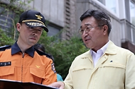 윤호중 행정안전부 장관이 7월 10일 서울 은평구 갈현동 빌라 화재 현장을 방문해 은평소방서장으로부터 피해 현황과 사고수습 및 합동감식 결과에 대한 브리핑을 청취하고 있다.