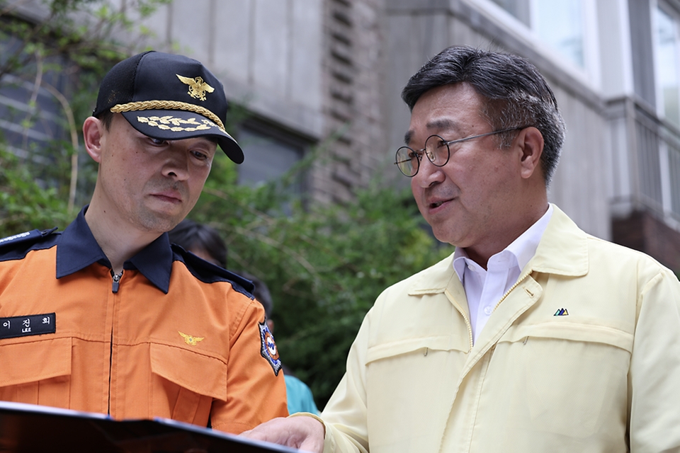 윤호중 행정안전부 장관이 7월 10일 서울 은평구 갈현동 빌라 화재 현장을 방문해 은평소방서장으로부터 피해 현황과 사고수습 및 합동감식 결과에 대한 브리핑을 청취하고 있다.