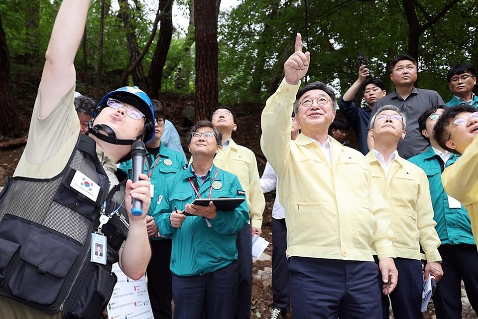 윤호중 행정안전부 장관이 7월 8일 대구 팔공산 국립공원을 방문하여 하천-계곡 불법시설 정비현장을 점검하고 있다.