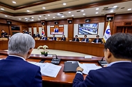 한성숙 국무총리가 8월 6일 서울 종로구 정부서울청사에서 열린 국가정책조정회의를 주재하고 있다.