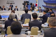 이재명 대통령이 8월 5일 청와대 영빈관에서 열린 교육부, 국가교육위원회, 문화체육관광부, 국가유산청 등에 대한 부처 업무보고에서 참석자의 발언을 듣고 있다.