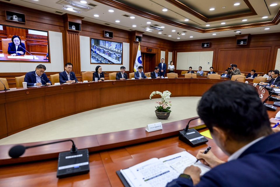한성숙 국무총리가 8월 6일 서울 종로구 정부서울청사에서 열린 국가정책조정회의를 주재하고 있다.