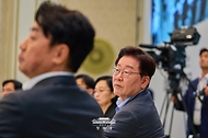 이재명 대통령이 8월 5일 청와대 영빈관에서 열린 행정안전부, 법무부, 국무조정실, 법제처, 인사혁신처 등에 대한 부처 업무보고에서 참석자의 발언을 듣고 있다.