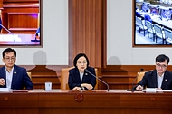 한성숙 국무총리가 8월 6일 서울 종로구 정부서울청사에서 열린 국가정책조정회의를 주재하고 있다.