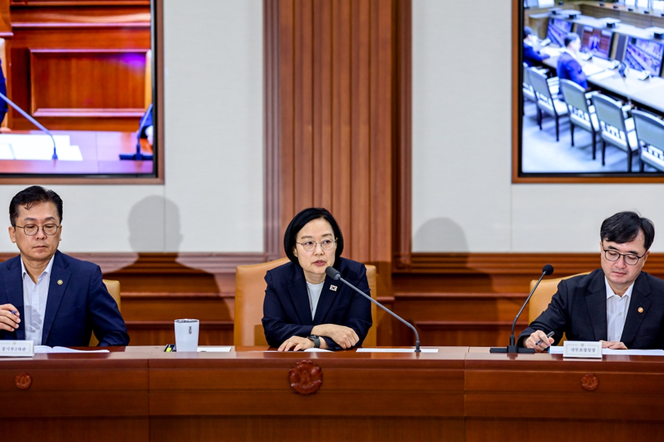 한성숙 국무총리가 8월 6일 서울 종로구 정부서울청사에서 열린 국가정책조정회의를 주재하고 있다.