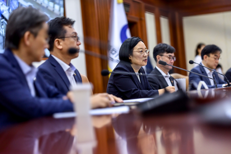 한성숙 국무총리가 8월 6일 서울 종로구 정부서울청사에서 열린 국가정책조정회의를 주재하고 있다.