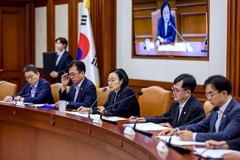 한성숙 국무총리가 8월 6일 서울 종로구 정부서울청사에서 열린 국가정책조정회의를 주재하고 있다.