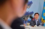 이재명 대통령이 8월 5일 청와대 영빈관에서 열린 행정안전부, 법무부, 국무조정실, 법제처, 인사혁신처 등에 대한 부처 업무보고에서 참석자의 발언을 듣고 있다.