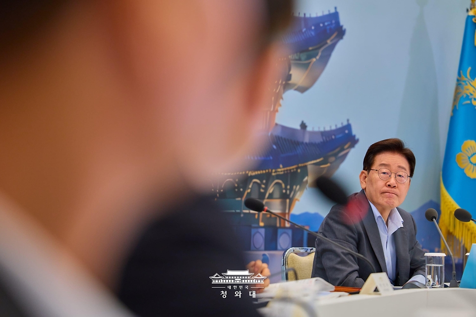 이재명 대통령이 8월 5일 청와대 영빈관에서 열린 행정안전부, 법무부, 국무조정실, 법제처, 인사혁신처 등에 대한 부처 업무보고에서 참석자의 발언을 듣고 있다.