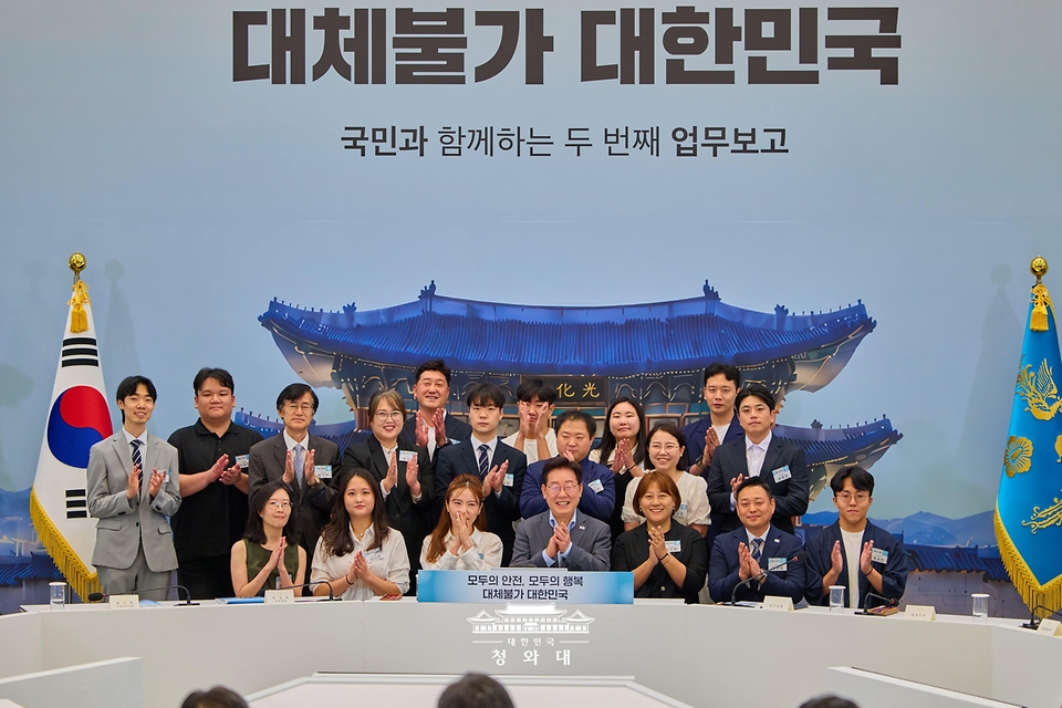 이재명 대통령이 8월 5일 청와대 영빈관에서 열린 행정안전부, 법무부, 국무조정실, 법제처, 인사혁신처 등에 대한 부처 업무보고를 마친 뒤 국민참여단으로 참석한 시민들과 함께 기념촬영을 하고 있다.