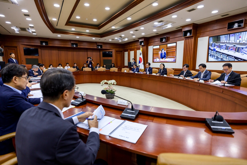 한성숙 국무총리가 8월 6일 서울 종로구 정부서울청사에서 열린 국가정책조정회의를 주재하고 있다.