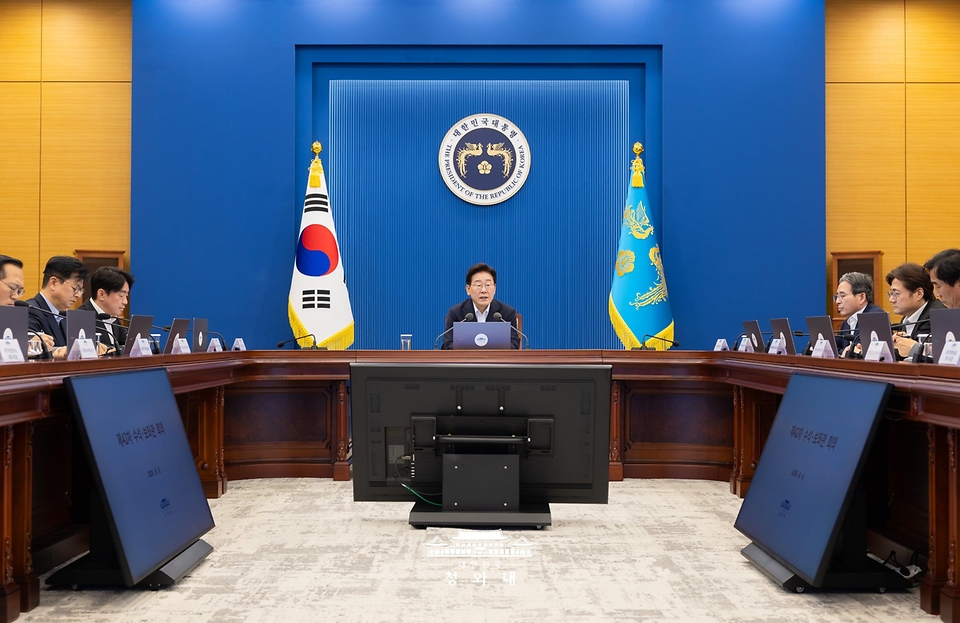 이재명 대통령이 8월 6일 청와대에서 열린 수석보좌관회의에서 발언하고 있다.
