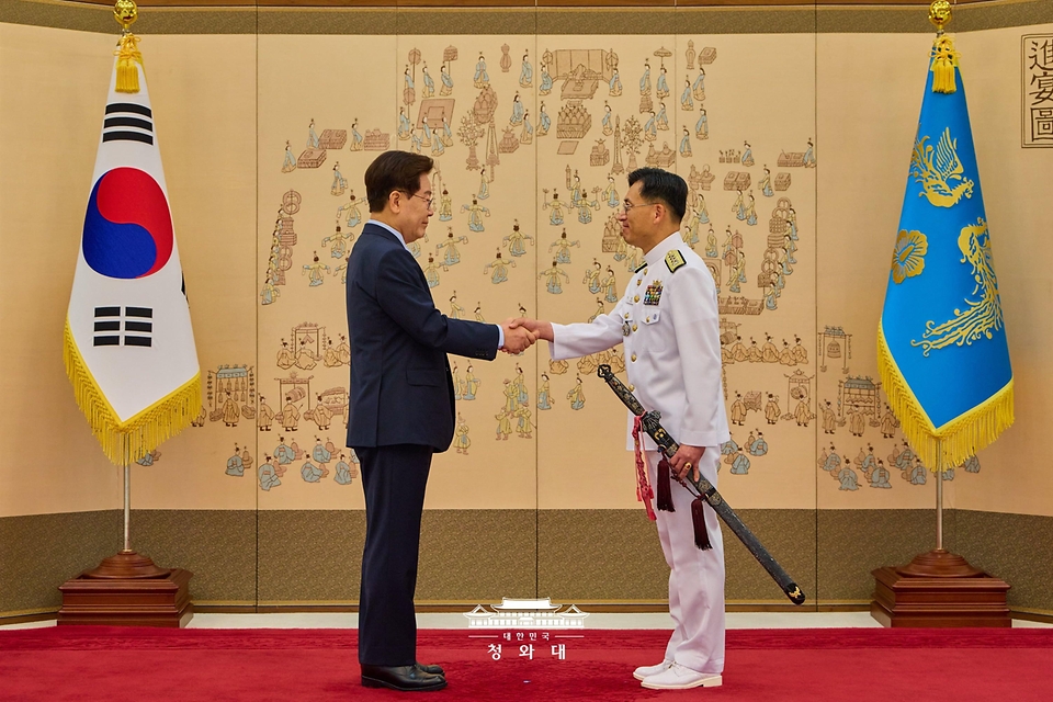 이재명 대통령이 8월 7일 청와대에서 열린 장성 진급 신고 및 삼정검 수치 수여식에서 조충호 해군 참모차장에게 삼정검 수치를 수여하고 있다.