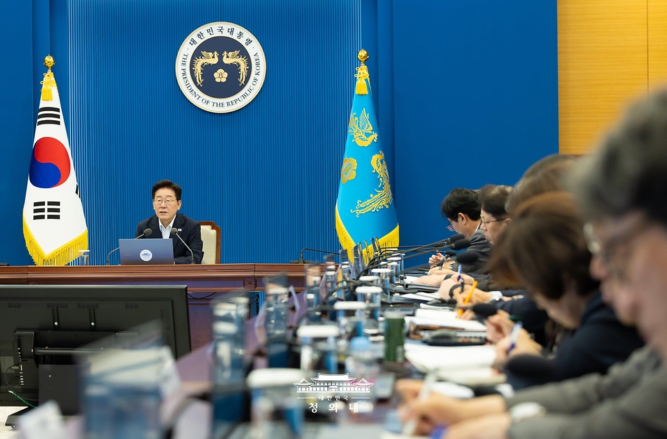 이재명 대통령이 8월 6일 청와대에서 열린 수석보좌관회의에서 발언하고 있다.