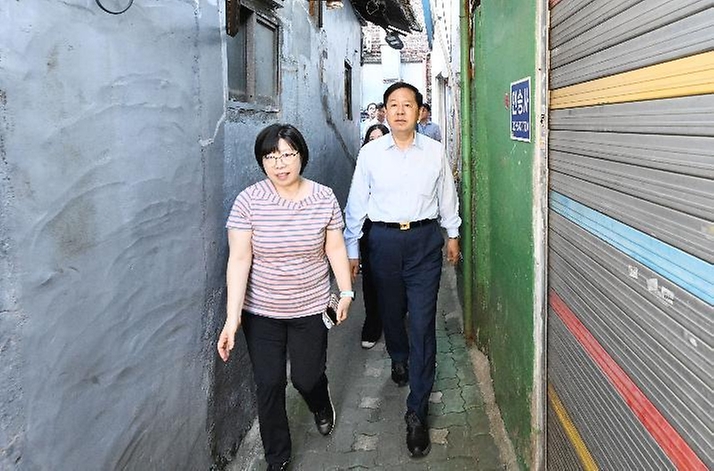 구윤철 부총리 겸 재정경제부 장관이 8월 7일 독거노인, 쪽방촌 거주자 등 폭염 취약계층 대비 정책 관련 개선사항과 애로사항을 청취하기 위해 서울 종로구 창신동을 방문, 쪽방촌을 둘러보며 관계자의 설명을 듣고 있다.