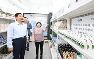 구윤철 부총리 겸 재정경제부 장관이 8월 7일 독거노인, 쪽방촌 거주자 등 폭염 취약계층 대비 정책 관련 개선사항과 애로사항을 청취하기 위해 서울 종로구 창신동을 방문, 쪽방촌을 둘러보며 관계자의 설명을 듣고 있다.
