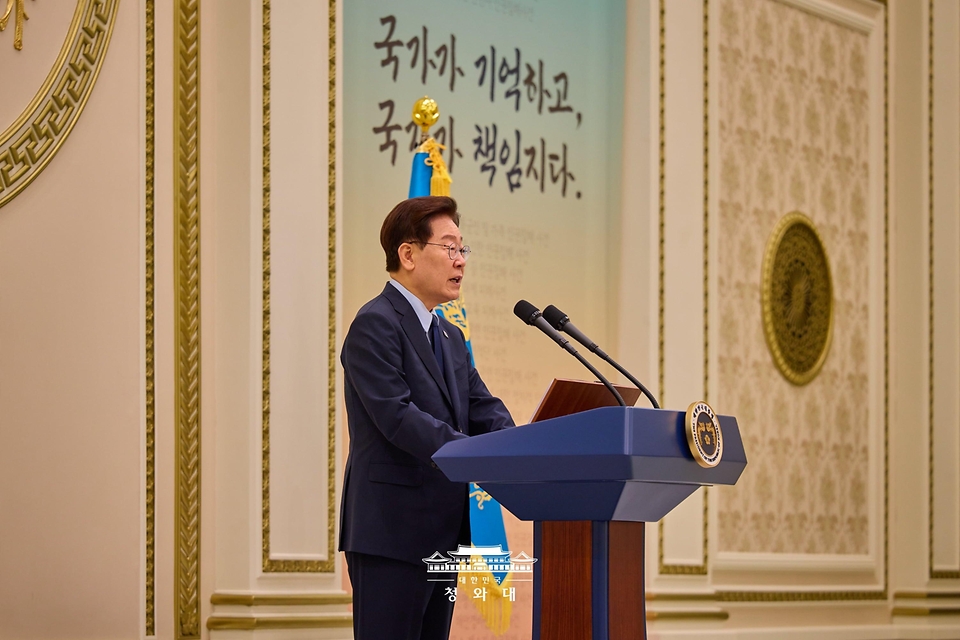 이재명 대통령이 8월 7일 청와대 영빈관에서 열린 진실화해위 3기 출범 계기 국가폭력 피해자 위로 오찬에서 인사말을 하고 있다.