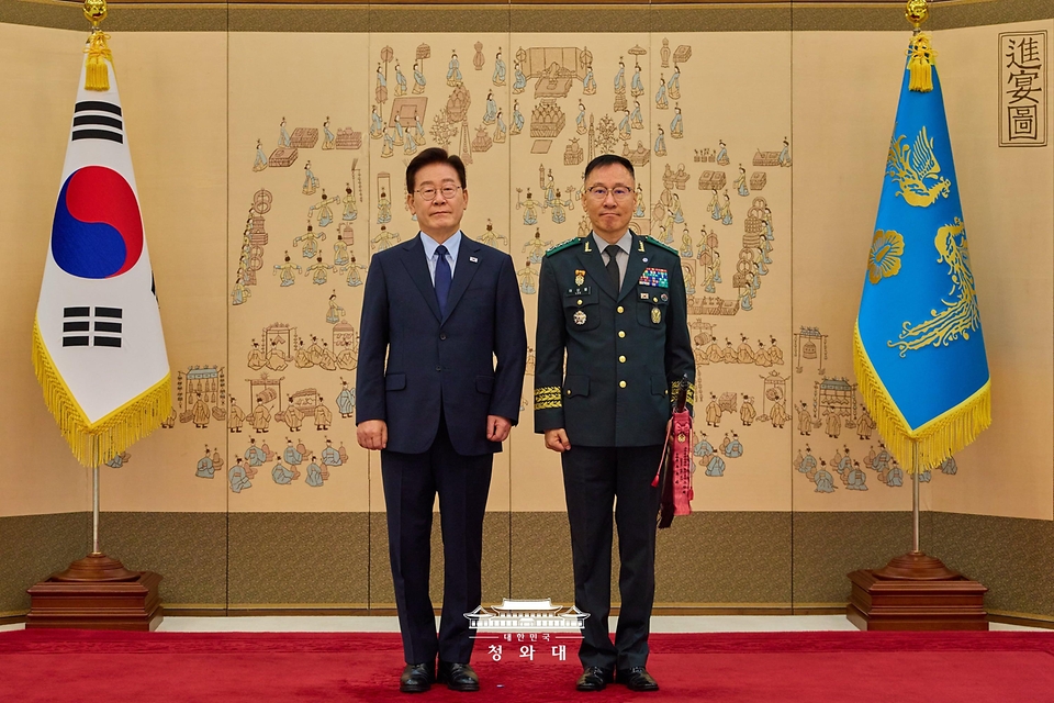 이재명 대통령이 8월 7일 청와대에서 열린 장성 진급 신고 및 삼정검 수치 수여식에서 이상렬 지상작전사령관과 기념 촬영을 하고 있다.