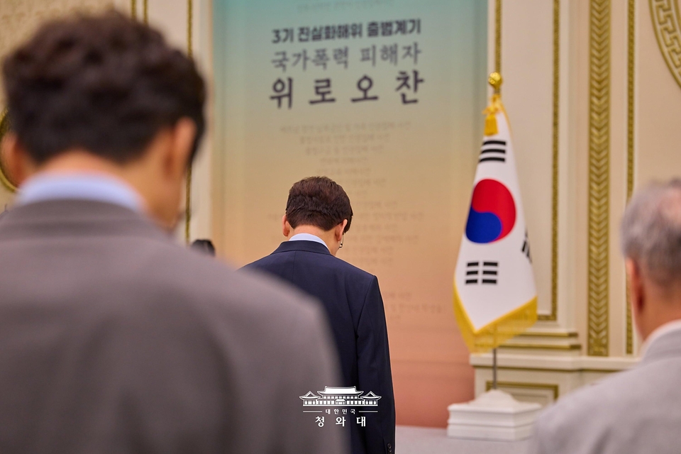 이재명 대통령이 8월 7일 청와대 영빈관에서 열린 진실화해위 3기 출범 계기 국가폭력 피해자 위로 오찬에서 참석자들과 묵념하고 있다.